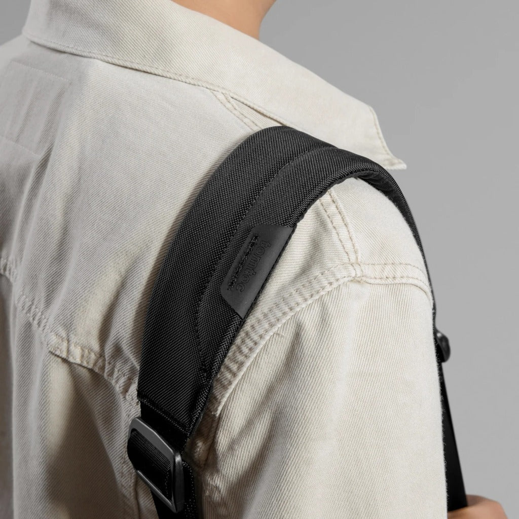 BOLSO BANDOLERA TOMTOC A04 BLACK 14"