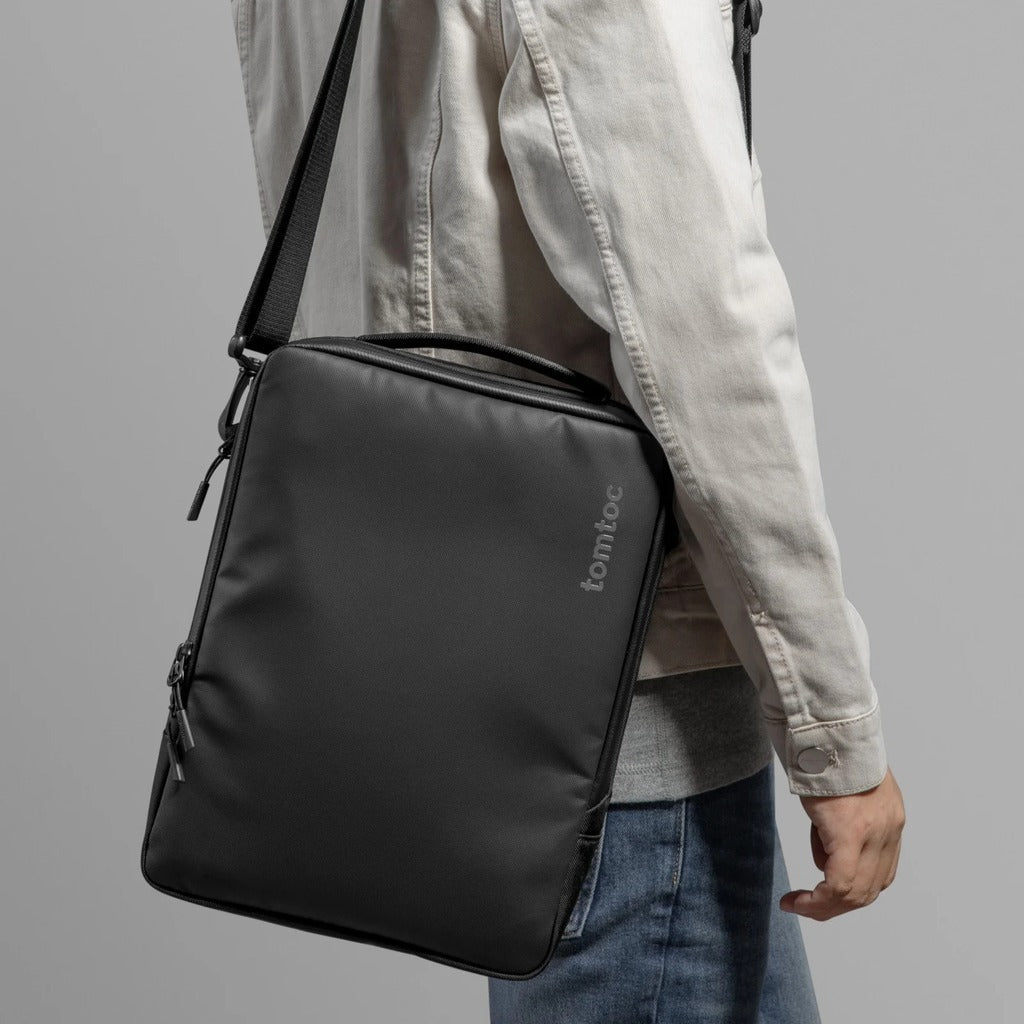 BOLSO BANDOLERA TOMTOC A04 BLACK 14"